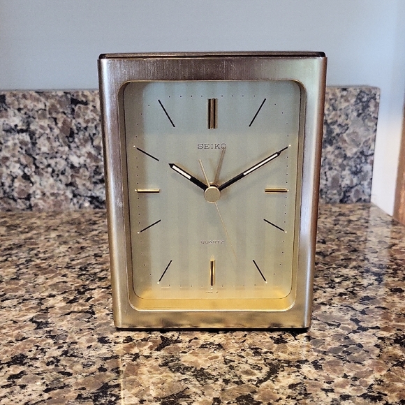 Seiko  Vintage Gold Table Clock works well need one  C battery - Picture 1 of 8